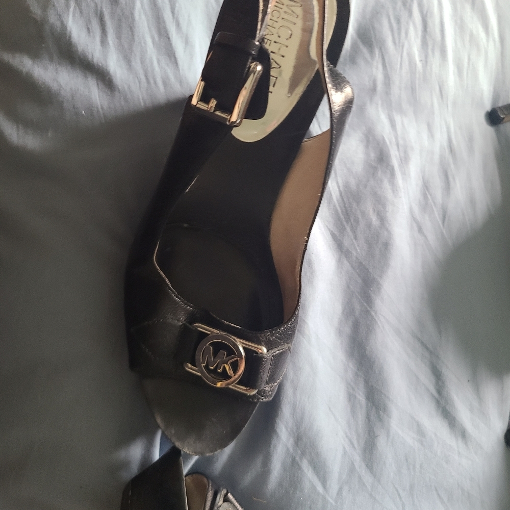 Used Michael kors sandal sz 7 shows wear and tear